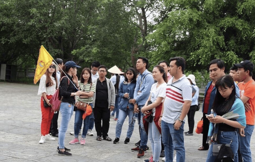 Hướng dẫn viên